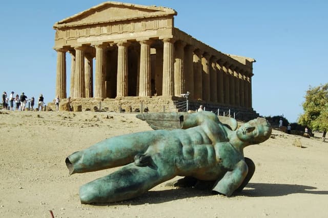 Mitoraj w Agrigento: Jak rzeźba Upadek Ikara zmienia spojrzenie na historię